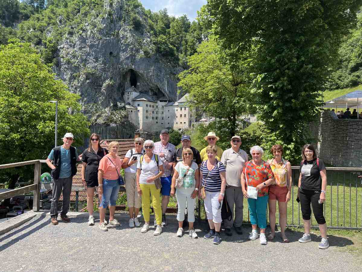 Devant le château Predjama en Slovénie